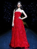 Victoria Justice presents a creation by Oscar de la Renta for the The Heart Truth Fall 2014 collection during New York Fashion Week
