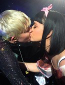 katy-perry-kissing-miley-cyrus-bangerz-tour-in-la