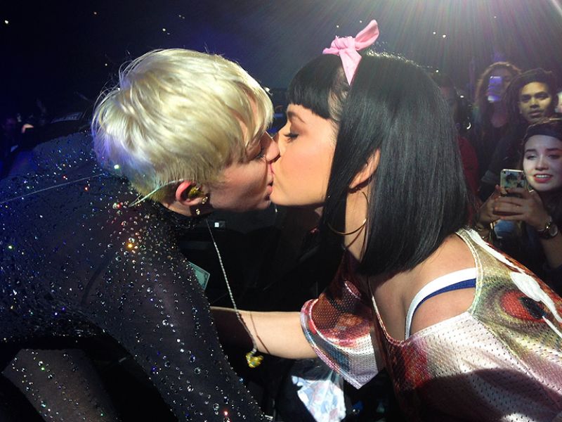 katy-perry-kissing-miley-cyrus-bangerz-tour-in-la
