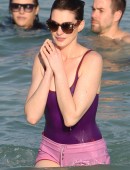 Anne-Hathaway-Miami-10