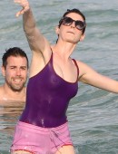 Anne-Hathaway-Miami-1