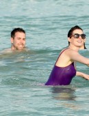 Anne-Hathaway-Miami-11