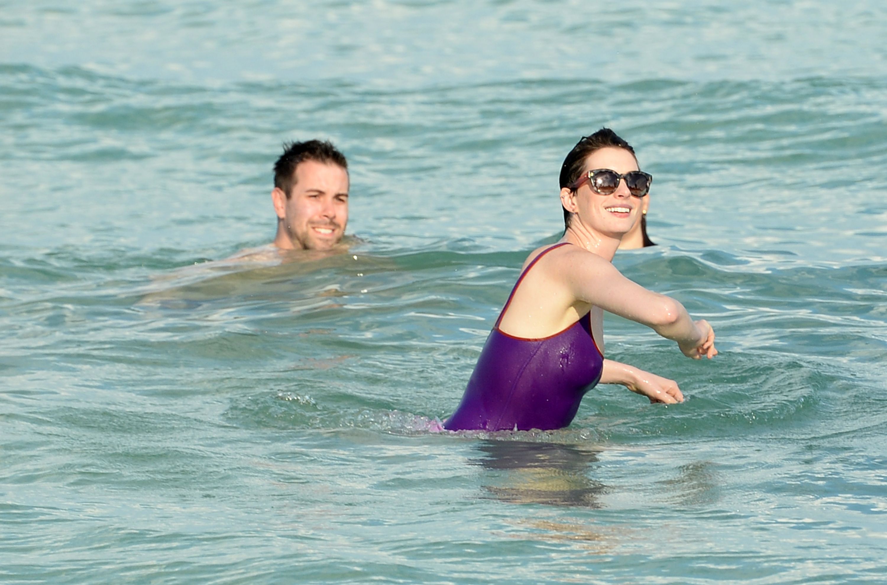 Anne-Hathaway-Miami-11