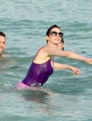 Anne-Hathaway-Miami-12
