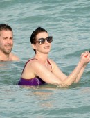 Anne-Hathaway-Miami-13