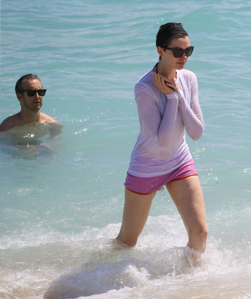 Anne-Hathaway-Miami-15