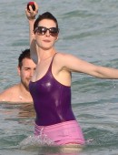 Anne-Hathaway-Miami-2