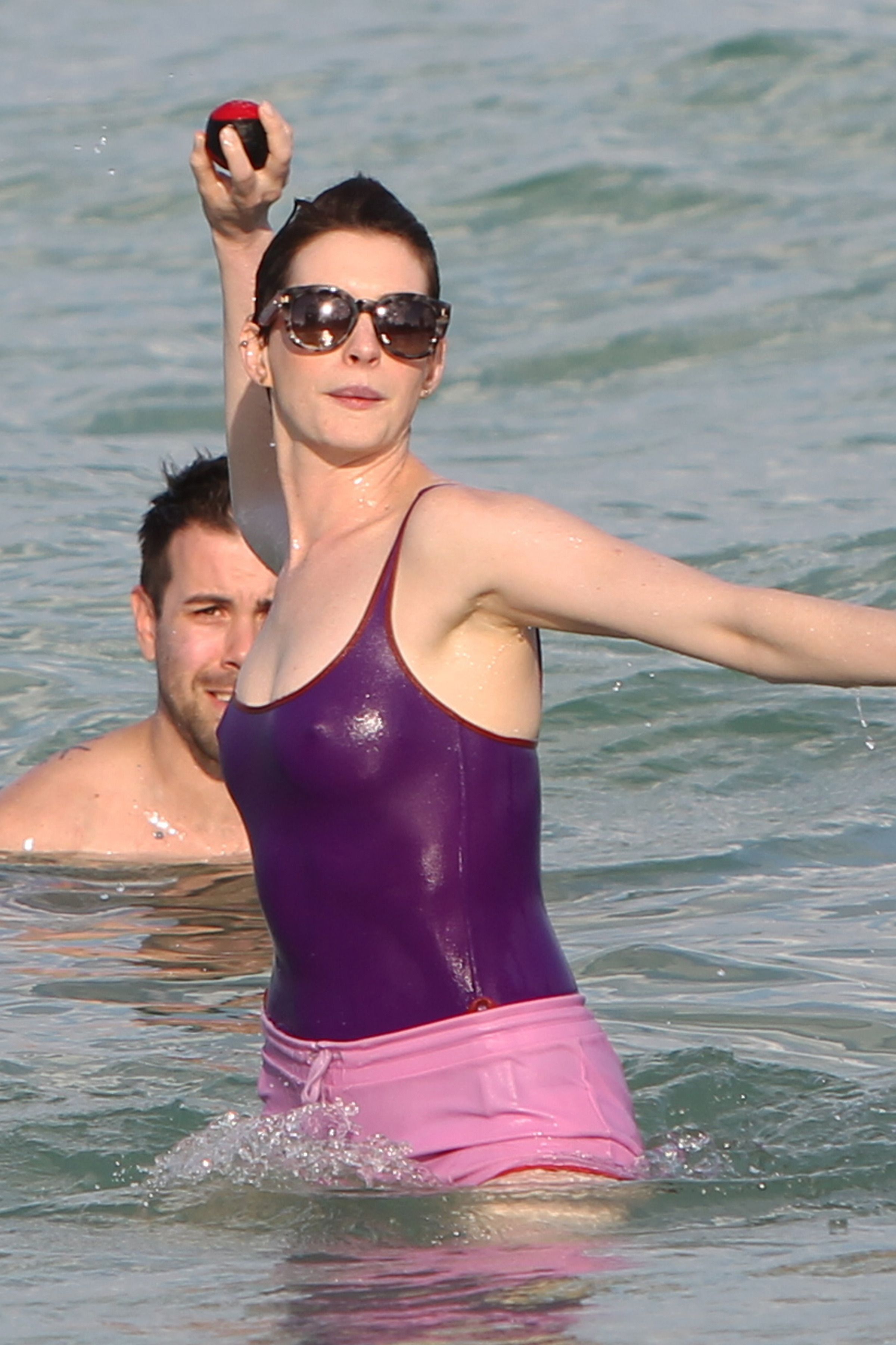 Anne-Hathaway-Miami-2
