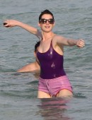 Anne-Hathaway-Miami-3