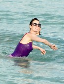 Anne-Hathaway-Miami-4