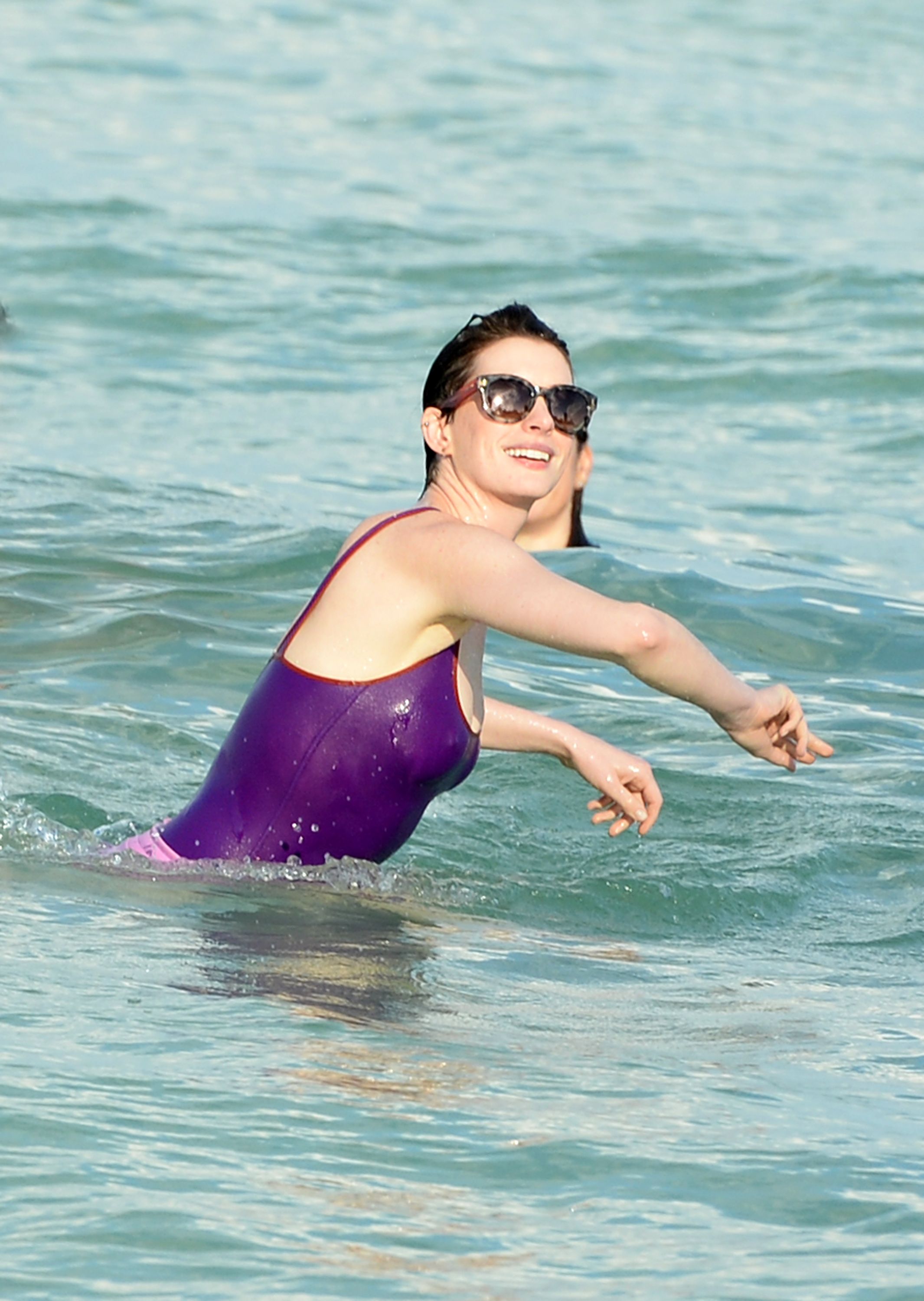 Anne-Hathaway-Miami-4