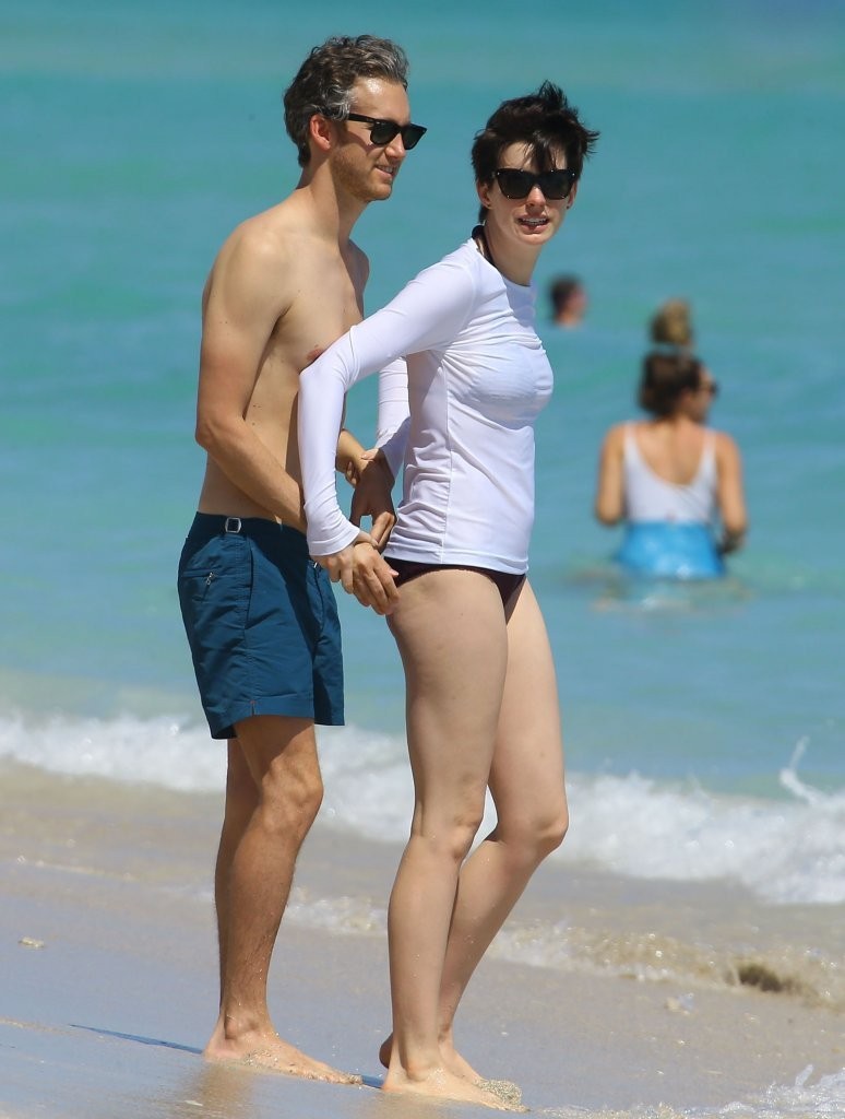 Anne-Hathaway-Miami-5