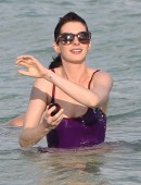 Anne-Hathaway-Miami-5