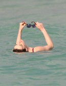 Anne-Hathaway-Miami-8