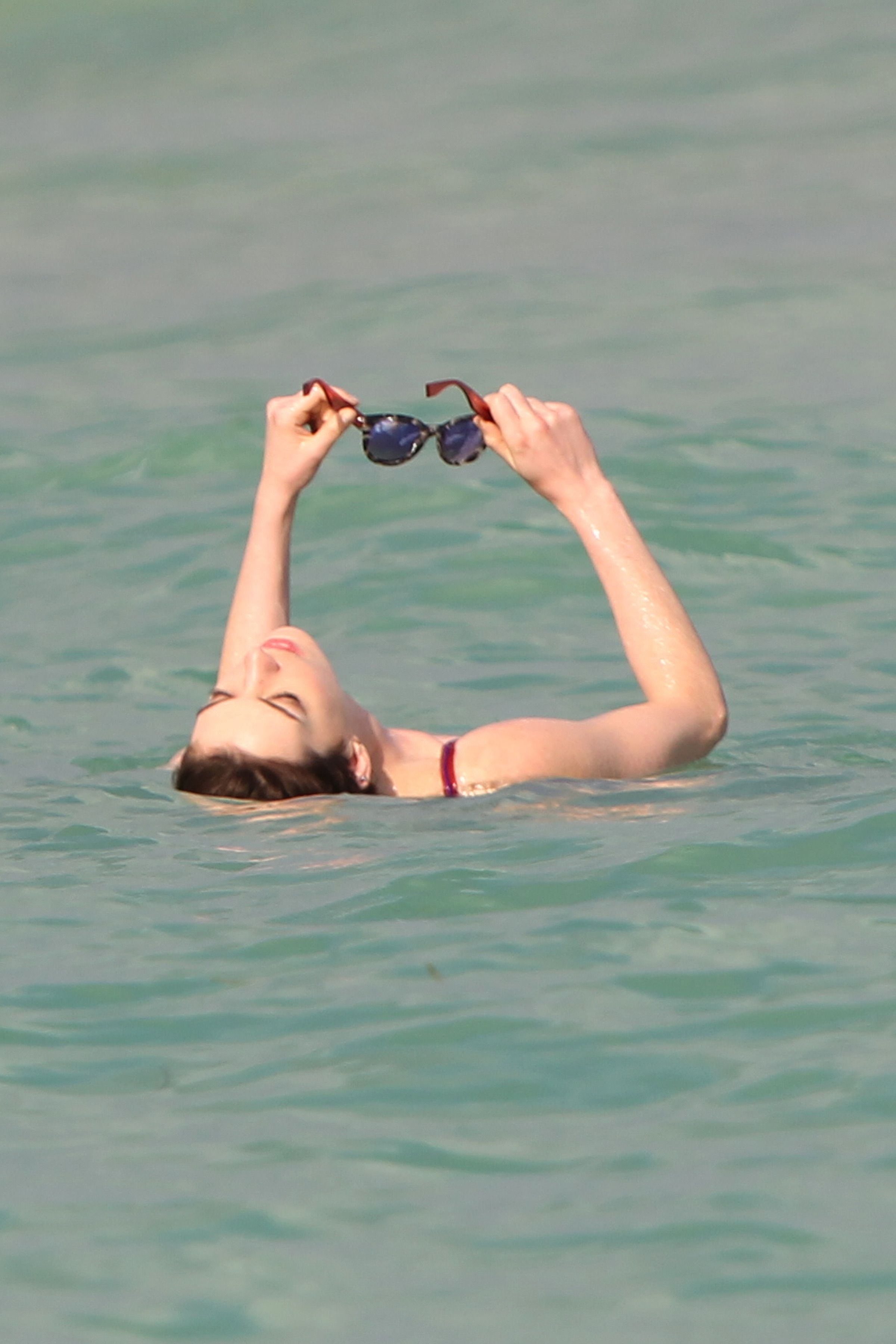 Anne-Hathaway-Miami-8
