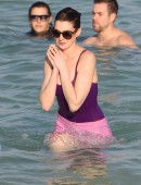 Anne-Hathaway-Miami-9