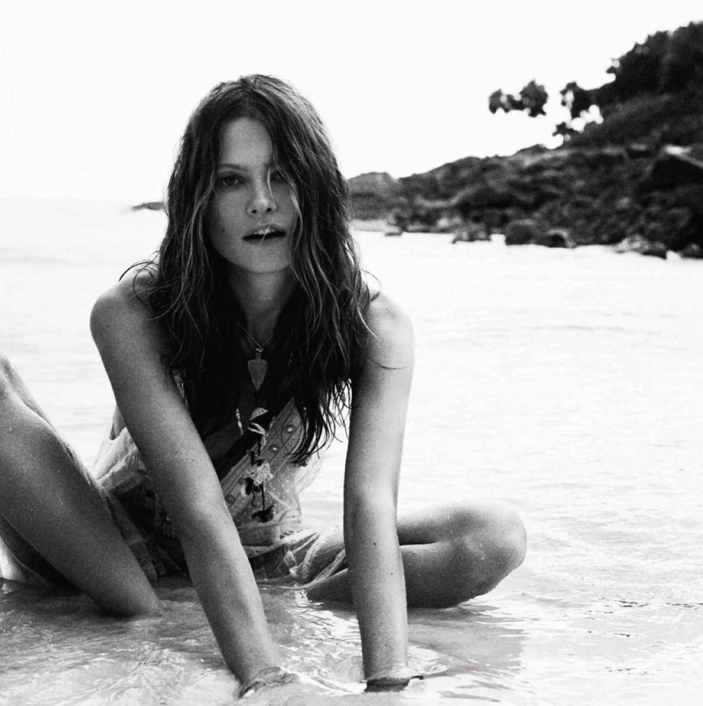 Behati-Prinsloo-Vogue-Spain-April-2014-5