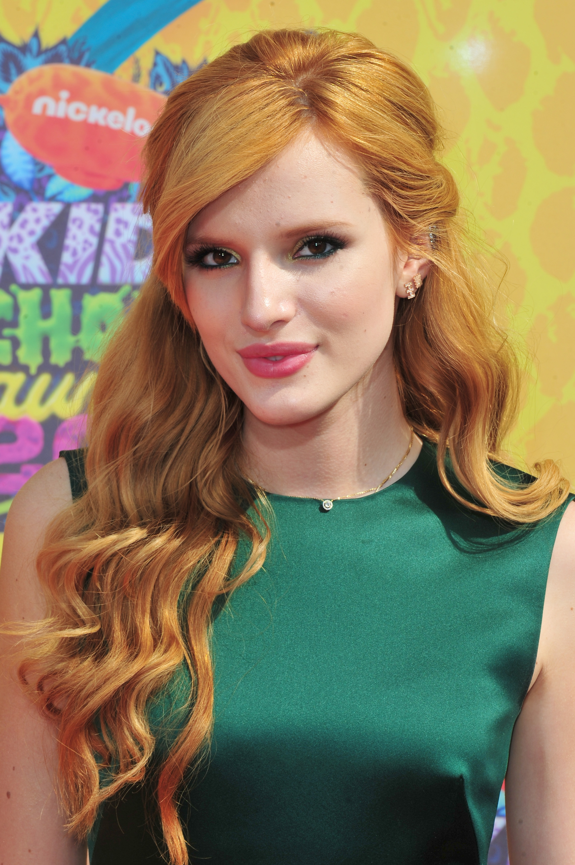 Bella-Thorne-Nickelodeon's-27th-Annual-Kids-Choice-Awards-7