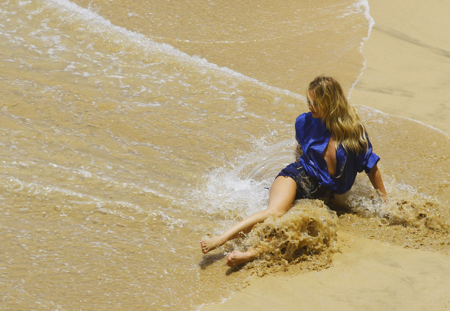 Candice-Swanepoel-in-Fernando-de-Noronha-2