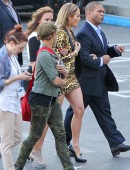 Jennifer-Lopez-Leggy-American-Idol-1
