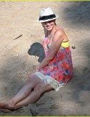 *EXCLUSIVE* Kristen Bell and Dax Shepard hit the beach in Hawaii