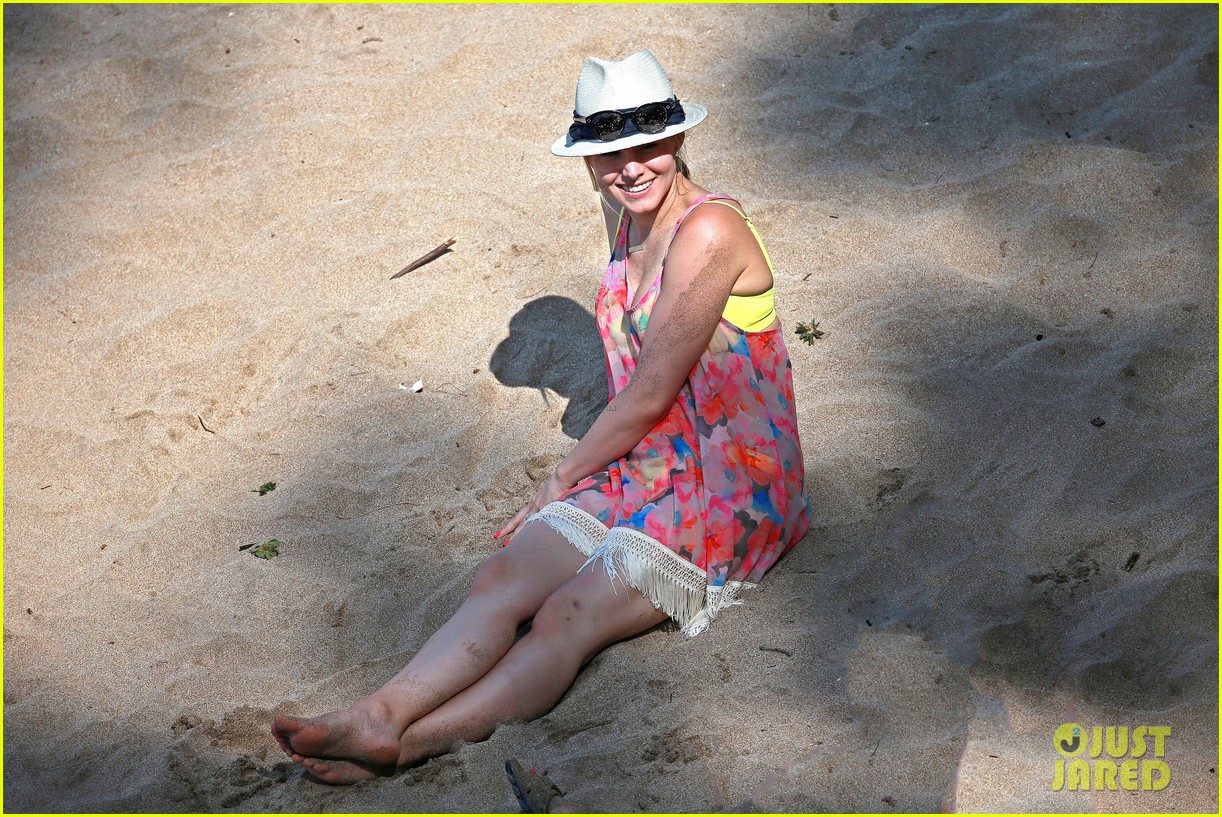 *EXCLUSIVE* Kristen Bell and Dax Shepard hit the beach in Hawaii