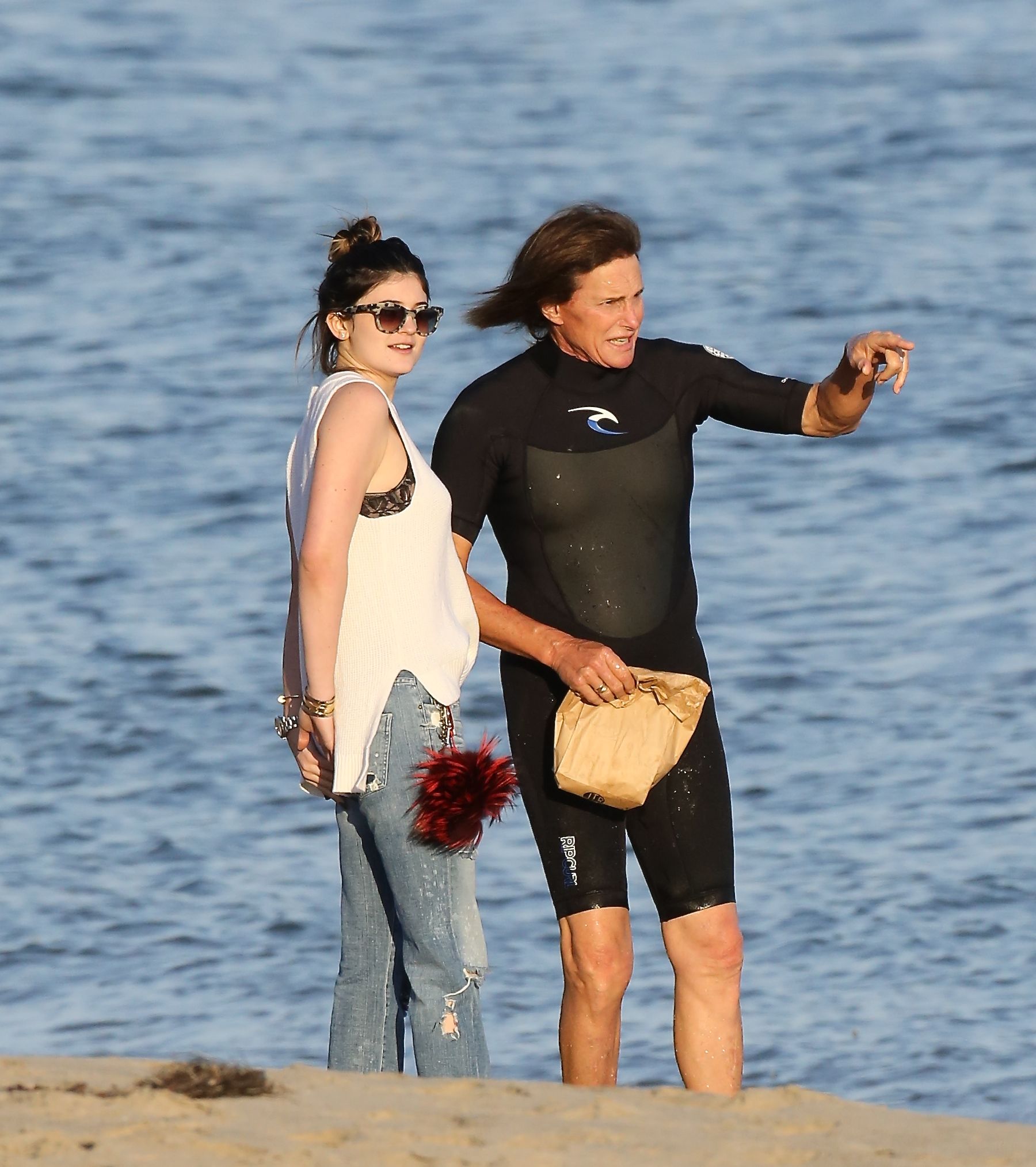 PREMIUM EXCLUSIVE - Kylie Jenner meets dad Bruce on the beach