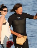 PREMIUM EXCLUSIVE - Kylie Jenner meets dad Bruce on the beach