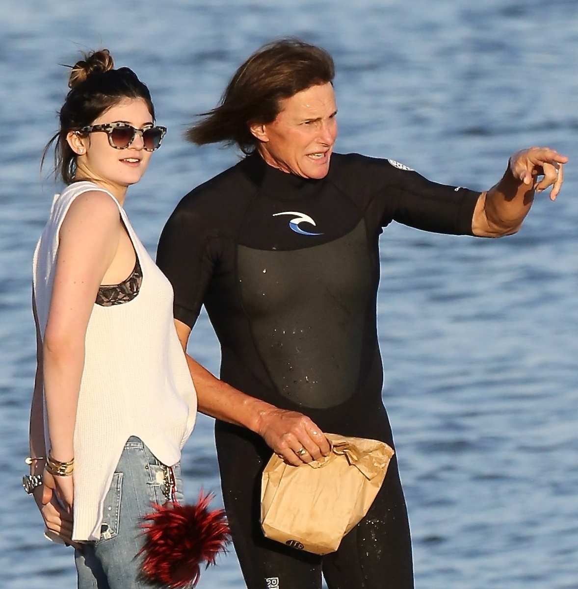 PREMIUM EXCLUSIVE - Kylie Jenner meets dad Bruce on the beach