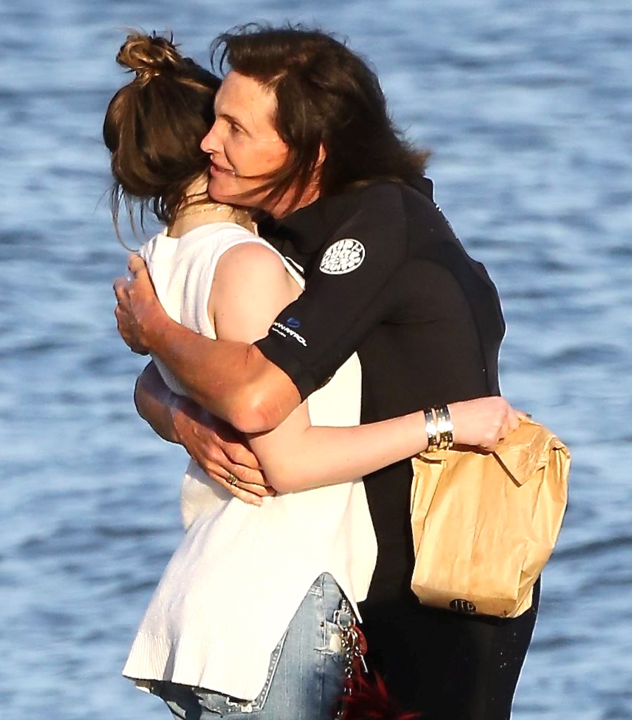 PREMIUM EXCLUSIVE - Kylie Jenner meets dad Bruce on the beach