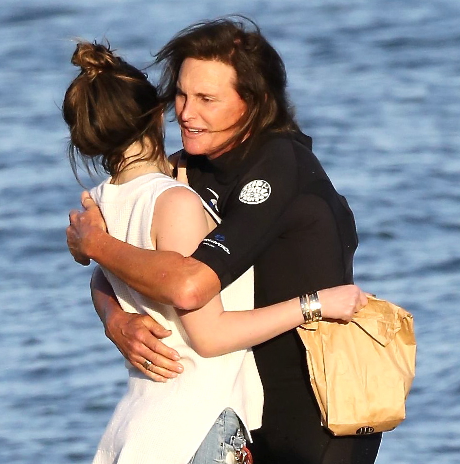 PREMIUM EXCLUSIVE - Kylie Jenner meets dad Bruce on the beach