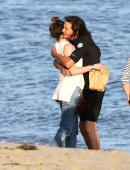 PREMIUM EXCLUSIVE - Kylie Jenner meets dad Bruce on the beach