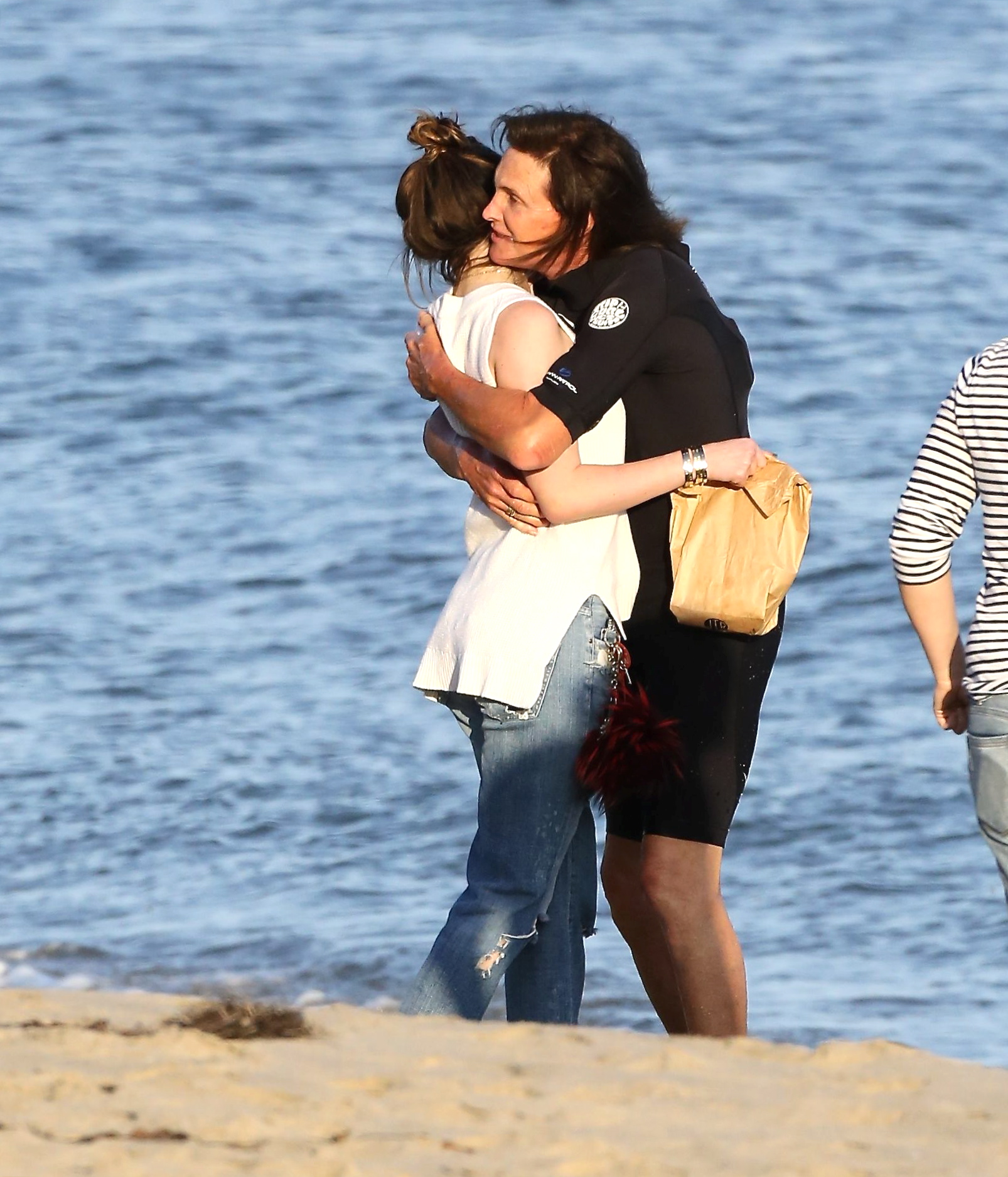 PREMIUM EXCLUSIVE - Kylie Jenner meets dad Bruce on the beach