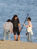 PREMIUM EXCLUSIVE - Kylie Jenner meets dad Bruce on the beach