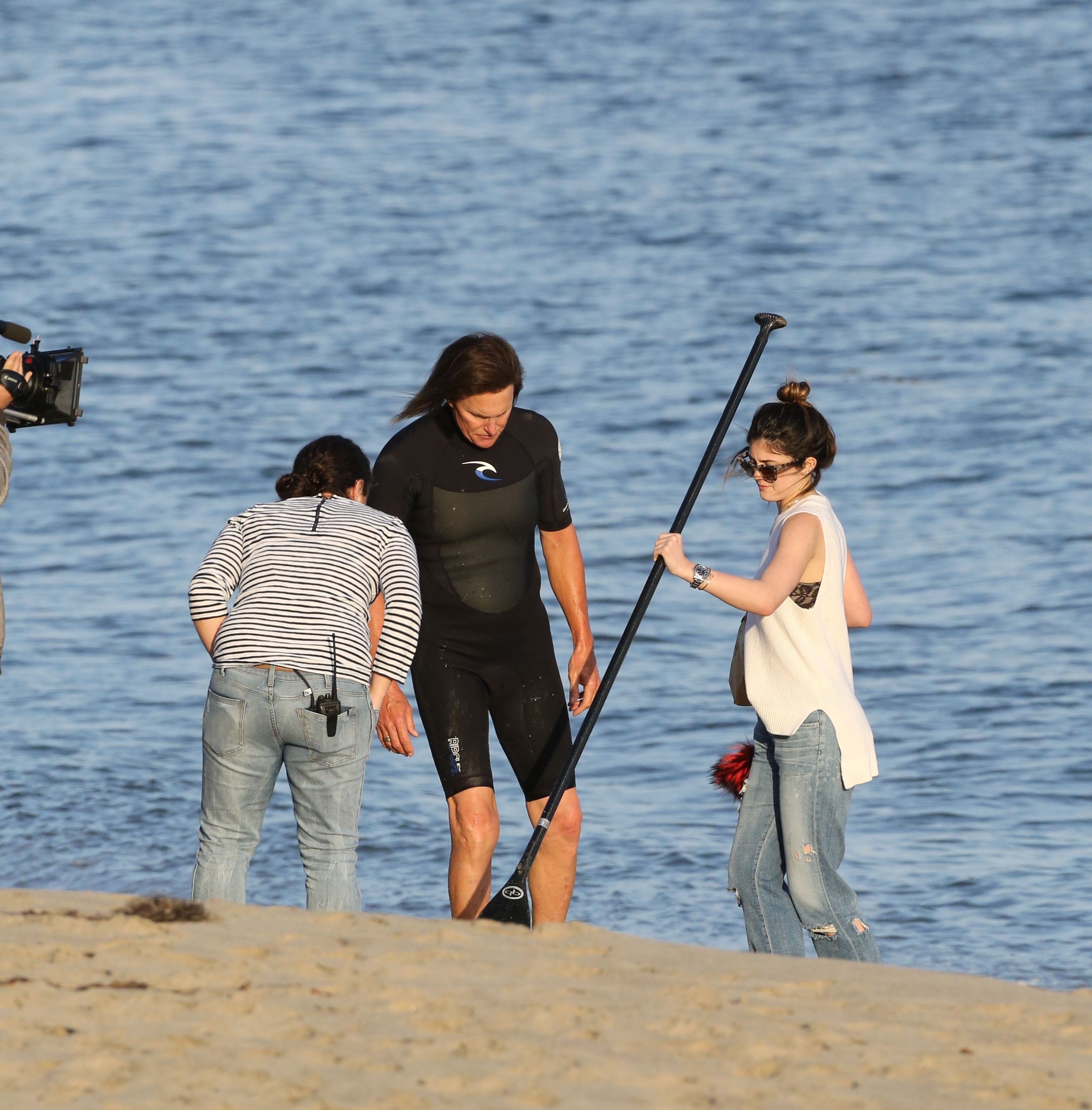 PREMIUM EXCLUSIVE - Kylie Jenner meets dad Bruce on the beach