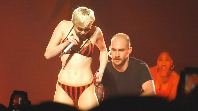 Miley-Cyrus-Bangerz-Concert-in-Milwaukee-4