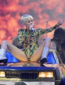 Miley-Cyrus-Bangerz-Tour-2014-in-Rosemont-10