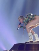Miley-Cyrus-Bangerz-Tour-2014-in-Rosemont-15