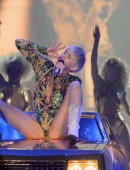 Miley-Cyrus-Bangerz-Tour-2014-in-Rosemont-3