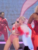 Miley-Cyrus-Bangerz-Tour-2014-in-Rosemont-7