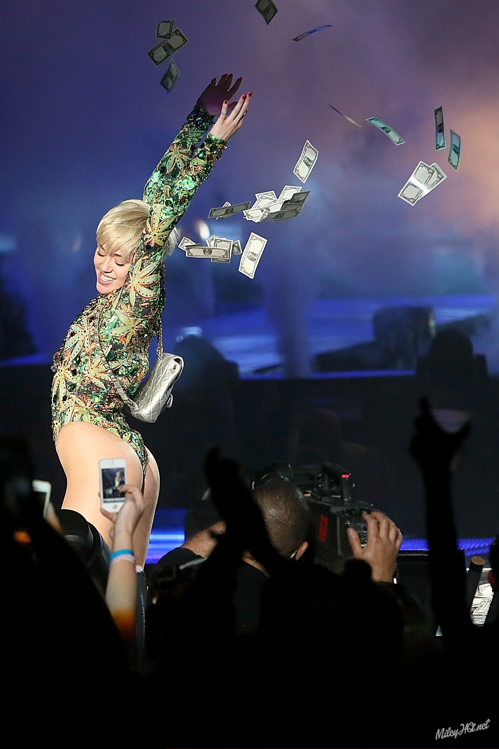 Miley-Cyrus-Bangerz-Tour-AT&T-Center-San-Antonio-TX-4