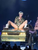 Miley-Cyrus-Bangerz-Tour-AT&T-Center-San-Antonio-TX-6