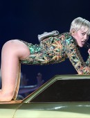 Miley-Cyrus-Bangerz-Tour-AT&T-Center-San-Antonio-TX-7