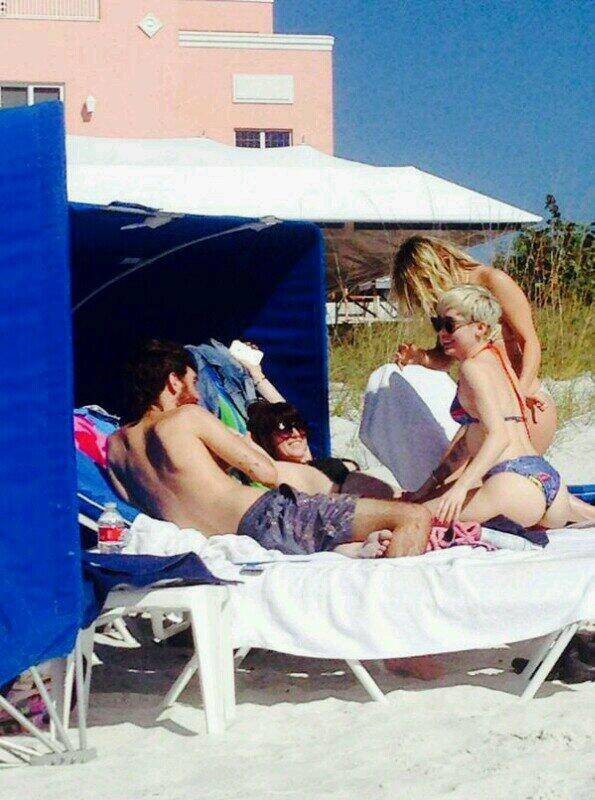 Miley-Cyrus-Bikini-Candids-Twitter-1