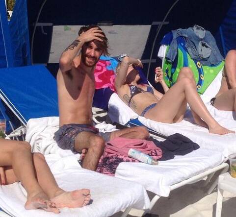 Miley-Cyrus-Bikini-Candids-Twitter-2