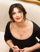 Monica-Bellucci-Dolce-&-Gabbana-Shop-4