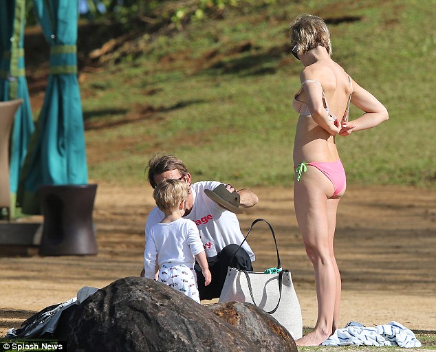 Rosamund-Pike-7