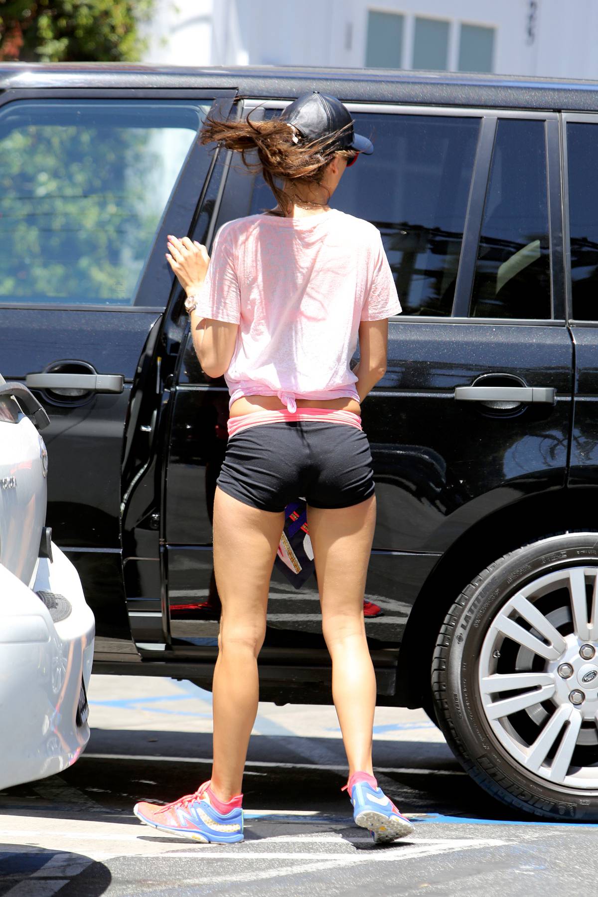 Alessandra-Ambrosio-Booty-in-Shorts-7