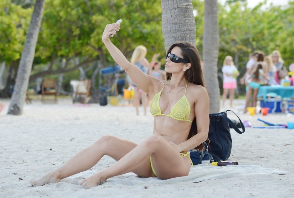 Anais-Zanotti-in-Bikini-in-Miami-5