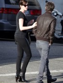Anne-Hathaway-Booty-1